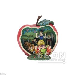 تصویر  Snow White Seven Dwarfs with Apple Scene 6010881